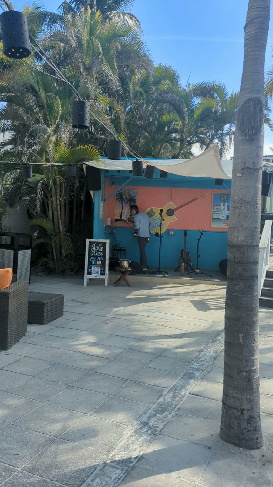 Bongos Beach Bar and Grille – photo 2